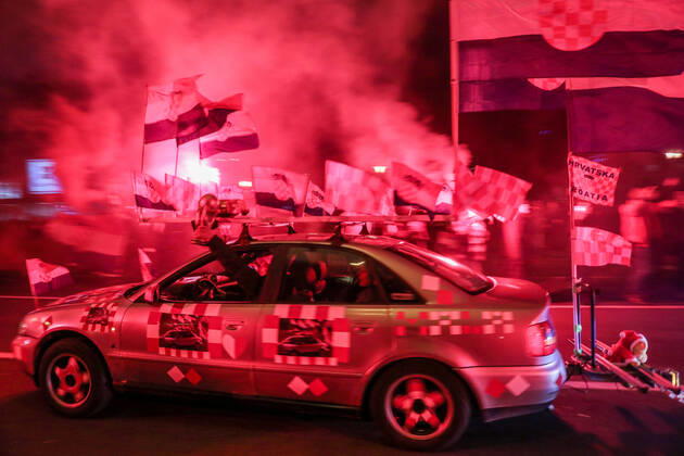 Croatia victory parade Fans lit flares during the Croatia team victory parade at Avenija Dubrovnik (following their victory over Morocco in the 2022 FIFA World Cup, WM, Weltmeisterschaft, Fussball bronze medal match the previous day) on December 18, 2022 in Zagreb, Croatia. EmicaxElvedji PIXSELL