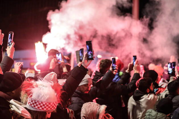 Croatia victory parade Fans lit flares during the Croatia team victory parade at Vukovarska street (following their victory over Morocco in the 2022 FIFA World Cup, WM, Weltmeisterschaft, Fussball bronze medal match the previous day) on December 18, 2022 in Zagreb, Croatia. SlavenxBranislavxBabic PIXSELL