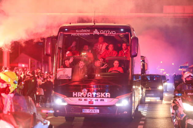 Croatia victory parade Fans lit flares during the Croatia team victory parade at Vukovarska street (following their victory over Morocco in the 2022 FIFA World Cup, WM, Weltmeisterschaft, Fussball bronze medal match the previous day) on December 18, 2022 in Zagreb, Croatia. SlavenxBranislavxBabic PIXSELL