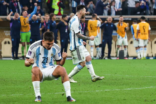 QATAR, LUSAIL - DECEMBER 18, 2022: Argentina s players Paulo Dybala (front) and Lionel Messi celebrate victory in their 2022 FIFA World Cup, WM, Weltmeisterschaft, Fussball final football match against France at Lusail Iconic Stadium. Sergei Bobylev TASS  56486567