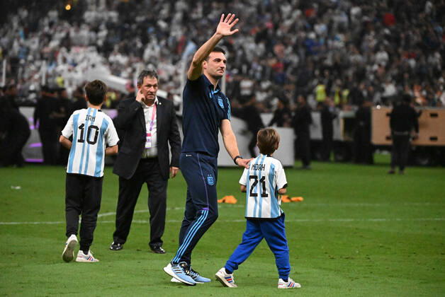 Sport Bilder des Tages Fussball, Herren, Saison 2022 23, WM in Katar, Finale, Argentinien - Frankreich im Lusail Iconic Stadium in Lusail, Trainer Lionel Scaloni (Argentinien), Jubel nach Abpfiff mit seinen Söhnen Ian und Noah, 18.12. 2022, Copyright: xMatthiasxKochx