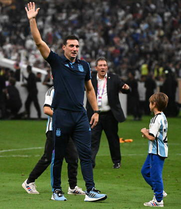 Fussball, Herren, Saison 2022 23, WM in Katar, Finale, Argentinien - Frankreich im Lusail Iconic Stadium in Lusail, Trainer Lionel Scaloni (Argentinien), Jubel nach Abpfiff, 18.12. 2022, Copyright: xMatthiasxKochx
