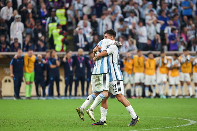 QATAR, LUSAIL - DECEMBER 18, 2022: Argentina s players Lionel Messi and Paulo Dybala (L-R) hug as they celebrate victory in their 2022 FIFA World Cup, WM, Weltmeisterschaft, Fussball final football match against France at Lusail Iconic Stadium. Sergei Bobylev TASS  56486712
