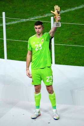 Mandatory Credit: Photo by Javier Garcia Shutterstock (13670815ib) Emiliano Martinez of Argentina with the Golden Glove trophy Argentina v France, FIFA World Cup, WM, Weltmeisterschaft, Fussball 2022, Final, Football, Lusail Stadium, Al Daayen, Qatar - 18 Dec 2022 Editorial Use Only Argentina v France, FIFA World Cup 2022, Final, Football, Lusail Stadium, Al Daayen, Qatar - 18 Dec 2022 Editorial Use Only Copyright: xJavierxGarcia Shutterstockx 13670815ib