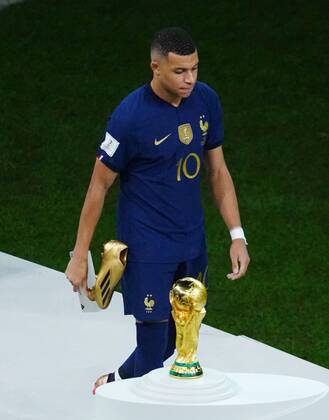 Mandatory Credit: Photo by Javier Garcia Shutterstock (13670815id) Kylian Mbappe of France wins the Golden Boot trophy and walks past the World Cup trophy Argentina v France, FIFA World Cup, WM, Weltmeisterschaft, Fussball 2022, Final, Football, Lusail Stadium, Al Daayen, Qatar - 18 Dec 2022 Editorial Use Only Argentina v France, FIFA World Cup 2022, Final, Football, Lusail Stadium, Al Daayen, Qatar - 18 Dec 2022 Editorial Use Only Copyright: xJavierxGarcia Shutterstockx 13670815id