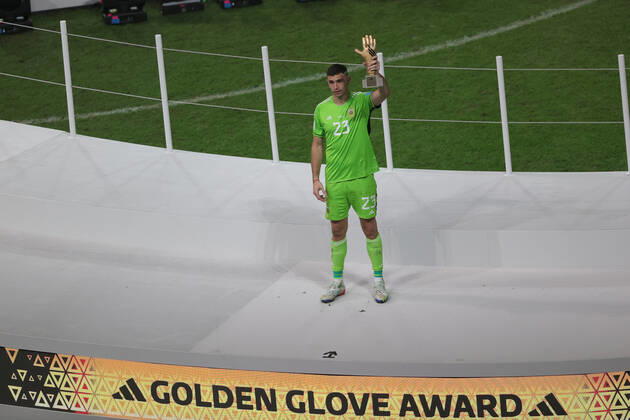 Argentina v France 2022 FIFA World Cup, WM, Weltmeisterschaft, Fussball Emiliano Martinez of Argentina wins the golden glove award during the 2022 FIFA World Cup Final between Argentina and France at Lusail Stadium, Lusail Content Not Available For UK Newspapers Copyright: xPaulxChestertonx FIL-17843-0358 UK Newspapers OUT