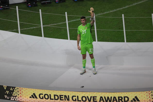 Argentina v France 2022 FIFA World Cup, WM, Weltmeisterschaft, Fussball Emiliano Martinez of Argentina wins the golden glove award during the 2022 FIFA World Cup Final between Argentina and France at Lusail Stadium, Lusail Content Not Available For UK Newspapers Copyright: xPaulxChestertonx FIL-17843-0359 UK Newspapers OUT