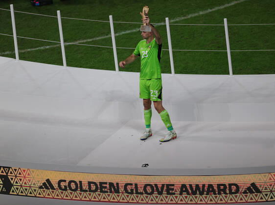 Argentina v France 2022 FIFA World Cup, WM, Weltmeisterschaft, Fussball Emiliano Martinez of Argentina wins the golden glove award during the 2022 FIFA World Cup Final between Argentina and France at Lusail Stadium, Lusail Content Not Available For UK Newspapers Copyright: xPaulxChestertonx FIL-17843-0360 UK Newspapers OUT