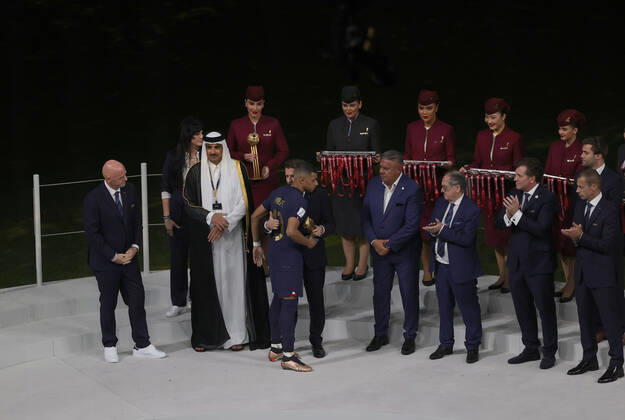 Argentina v France 2022 FIFA World Cup, WM, Weltmeisterschaft, Fussball Kylian Mbappe of France wins the golden boot award during the 2022 FIFA World Cup Final between Argentina and France at Lusail Stadium, Lusail Content Not Available For UK Newspapers Copyright: xPaulxChestertonx FIL-17843-0361 UK Newspapers OUT