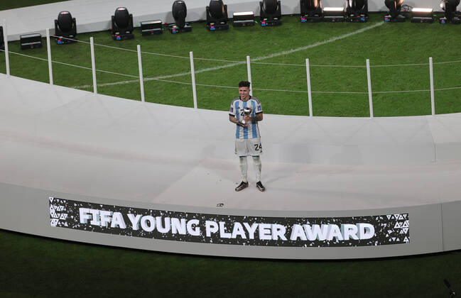 Argentina v France 2022 FIFA World Cup, WM, Weltmeisterschaft, Fussball Enzo Fernandez of Argentina wins the young player award during the 2022 FIFA World Cup Final between Argentina and France at Lusail Stadium, Lusail Content Not Available For UK Newspapers Copyright: xPaulxChestertonx FIL-17843-0362 UK Newspapers OUT