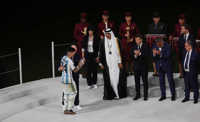 Argentina v France 2022 FIFA World Cup, WM, Weltmeisterschaft, Fussball Enzo Fernandez of Argentina wins the young player award during the 2022 FIFA World Cup Final between Argentina and France at Lusail Stadium, Lusail Content Not Available For UK Newspapers Copyright: xPaulxChestertonx FIL-17843-0363 UK Newspapers OUT