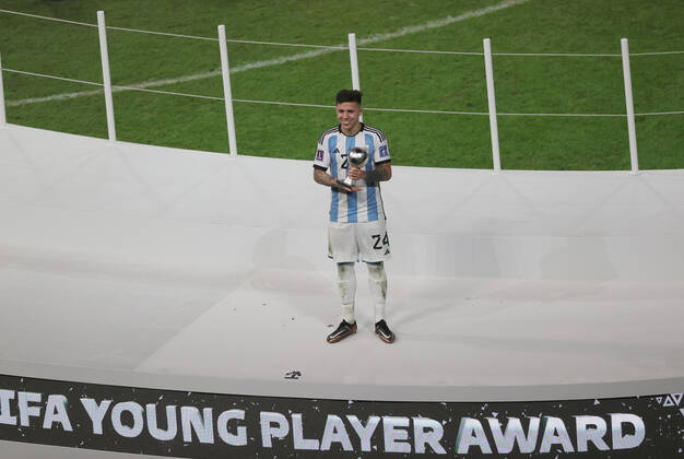 Argentina v France 2022 FIFA World Cup, WM, Weltmeisterschaft, Fussball Enzo Fernandez of Argentina wins the young player award during the 2022 FIFA World Cup Final between Argentina and France at Lusail Stadium, Lusail Content Not Available For UK Newspapers Copyright: xPaulxChestertonx FIL-17843-0364 UK Newspapers OUT