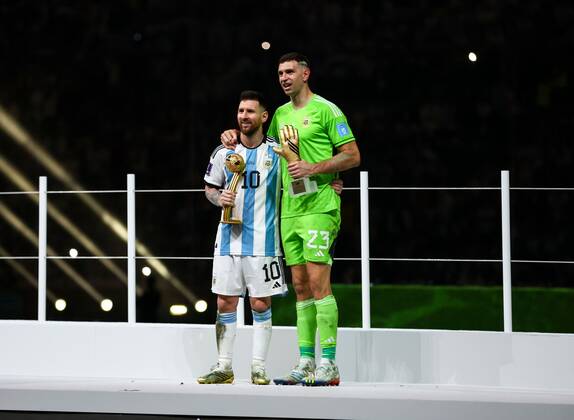 Mandatory Credit: Photo by Kieran McManus Shutterstock (13670809hc) Lionel Messi of Argentina, Player of the Tournament, Emiliano Martinez goalkeeper of Argentina, Golden Glove winner Argentina v France, FIFA World Cup, WM, Weltmeisterschaft, Fussball 2022, Final, Football, Lusail Stadium, Al Daayen, Qatar - 18 Dec 2022 Editorial Use Only Argentina v France, FIFA World Cup 2022, Final, Football, Lusail Stadium, Al Daayen, Qatar - 18 Dec 2022 Editorial Use Only Copyright: xKieranxMcManus Shutterstockx 13670809hc