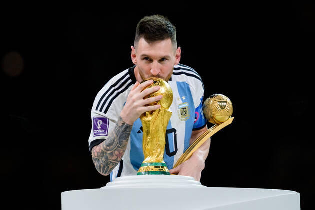 221218 Lionel Messi of Argentina kisses the FIFA World Cup, WM, Weltmeisterschaft, Fussball Trophy after the FIFA World Cup 2022 final between Argentina and France on December 18, 2022 in Doha. Photo: Joel Marklund BILDBYRAN kod JM JM0415 bbeng fotboll football soccer fotball vm fotbolls-vm fotball-vm fotbolls-vm 2022 fifa world cup 2022 final argentina frankrike france champions world champions FIFA World Cup Champions Gold medalist jubel celebration Copyright: JOELxMARKLUND BB221218JM160
