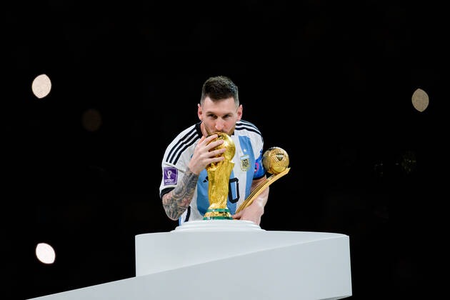 221218 Lionel Messi of Argentina kisses the FIFA World Cup, WM, Weltmeisterschaft, Fussball Trophy after the FIFA World Cup 2022 final between Argentina and France on December 18, 2022 in Doha. Photo: Joel Marklund BILDBYRAN kod JM JM0415 bbeng fotboll football soccer fotball vm fotbolls-vm fotball-vm fotbolls-vm 2022 fifa world cup 2022 final argentina frankrike france champions world champions FIFA World Cup Champions Gold medalist jubel celebration Copyright: JOELxMARKLUND BB221218JM162