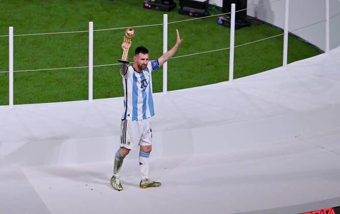 FUSSBALL WM 2022 Finale Argentinien - Frankreich 18.12.2022 Lionel Messi mit dem goldenen Ball, der Auszeichung des besten Spielers des Turniers.