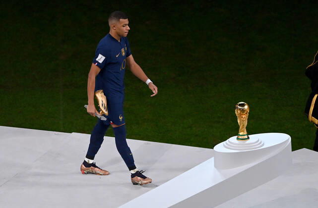 FUSSBALL WM 2022 Finale Argentinien - Frankreich 18.12.2022 Kylian Mbappe (Frankreich) mit dem goldenen Schuh, der Auszeichung des besten Torschuetzen des Turniers.