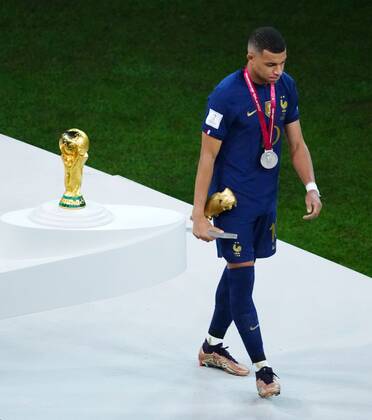 Mandatory Credit: Photo by Javier Garcia Shutterstock (13670815ik) Dejected Kylian Mbappe of France walks past the World Cup trophy Argentina v France, FIFA World Cup, WM, Weltmeisterschaft, Fussball 2022, Final, Football, Lusail Stadium, Al Daayen, Qatar - 18 Dec 2022 Editorial Use Only Argentina v France, FIFA World Cup 2022, Final, Football, Lusail Stadium, Al Daayen, Qatar - 18 Dec 2022 Editorial Use Only Copyright: xJavierxGarcia Shutterstockx 13670815ik