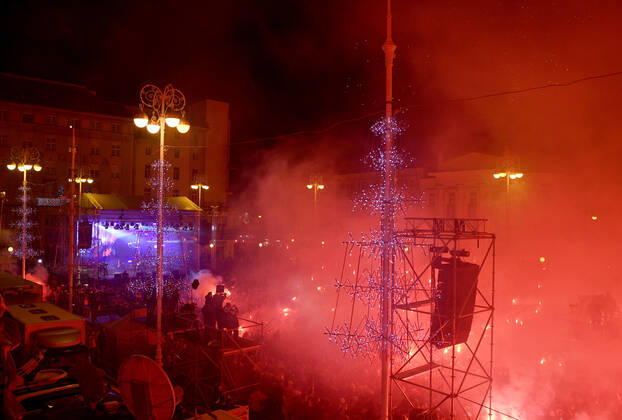 Croatia team victory parade Fans lit flares during the Croatia team victory parade at Ban Jelacic square (following their victory over Morocco in the 2022 FIFA World Cup, WM, Weltmeisterschaft, Fussball bronze medal match the previous day) on December 18, 2022 in Zagreb, Croatia. ZoexSarlija PIXSELL