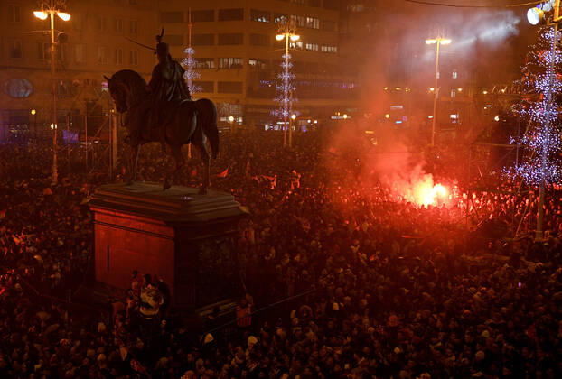 Croatia team victory parade Fans lit flares during the Croatia team victory parade at Ban Jelacic square (following their victory over Morocco in the 2022 FIFA World Cup, WM, Weltmeisterschaft, Fussball bronze medal match the previous day) on December 18, 2022 in Zagreb, Croatia. ZoexSarlija PIXSELL