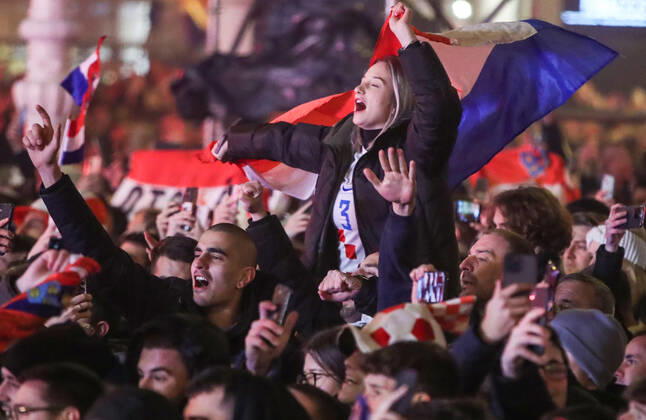 Croatia team victory parade Fans cheer during the Croatia team victory parade at Ban Jelacic square (following their victory over Morocco in the 2022 FIFA World Cup, WM, Weltmeisterschaft, Fussball bronze medal match the previous day) on December 18, 2022 in Zagreb, Croatia. SanjinxStrukic PIXSELL