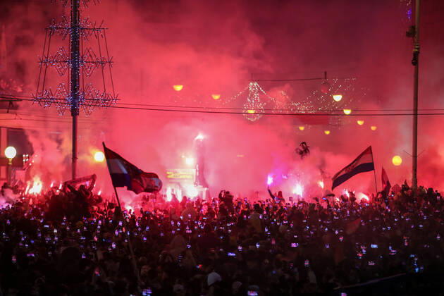 Croatia team victory parade Fans lit flares during the Croatia team victory parade at Ban Jelacic square (following their victory over Morocco in the 2022 FIFA World Cup, WM, Weltmeisterschaft, Fussball bronze medal match the previous day) on December 18, 2022 in Zagreb, Croatia. SanjinxStrukic PIXSELL