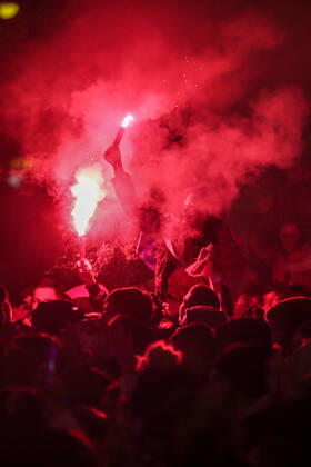 Croatia team victory parade Fans lit flares during the Croatia team victory parade at Ban Jelacic square (following their victory over Morocco in the 2022 FIFA World Cup, WM, Weltmeisterschaft, Fussball bronze medal match the previous day) on December 18, 2022 in Zagreb, Croatia. SanjinxStrukic PIXSELL