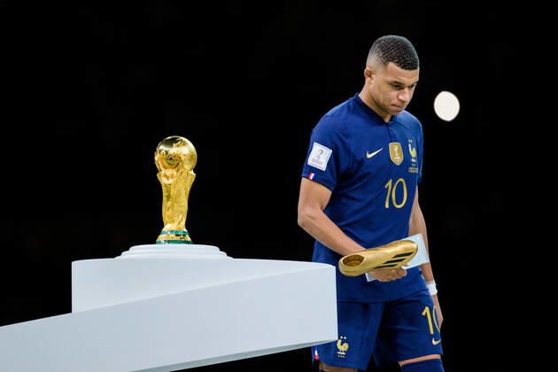 221218 Kylian Mbappe of France looks dejected next to the FIFA World Cup, WM, Weltmeisterschaft, Fussball Trophy after the FIFA World Cup 2022 final between Argentina and France on December 18, 2022 in Doha. Photo: Joel Marklund BILDBYRAN kod JM JM0415 bbeng fotboll football soccer fotball vm fotbolls-vm fotball-vm fotbolls-vm 2022 fifa world cup 2022 final argentina frankrike france depp dejected Copyright: JOELxMARKLUND BB221218JM170