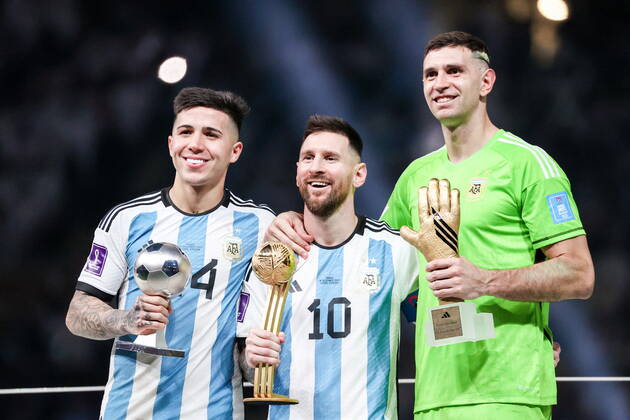 QATAR, LUSAIL - DECEMBER 18, 2022: Argentina s player Enzo Fernandez, captain Lionel Messi and goalkeeper Emiliano Martinez (L-R) pose for a photograph during the trophy ceremony for the 2022 FIFA World Cup, WM, Weltmeisterschaft, Fussball final football match between Argentina and France at Lusail Iconic Stadium. Argentina won 3-3 (4-2) in a penalty shootout. Sergei Bobylev TASS  56487339