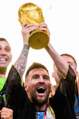 221218 Lionel Messi of Argentina lifts the FIFA World Cup, WM, Weltmeisterschaft, Fussball Trophy after the FIFA World Cup 2022 final between Argentina and France on December 18, 2022 in Doha. Photo: Joel Marklund BILDBYRAN kod JM JM0415 bbeng fotboll football soccer fotball vm fotbolls-vm fotball-vm fotbolls-vm 2022 fifa world cup 2022 final argentina frankrike france champions world champions FIFA World Cup Champions Gold medalist jubel celebration Copyright: JOELxMARKLUND BB221218JM174