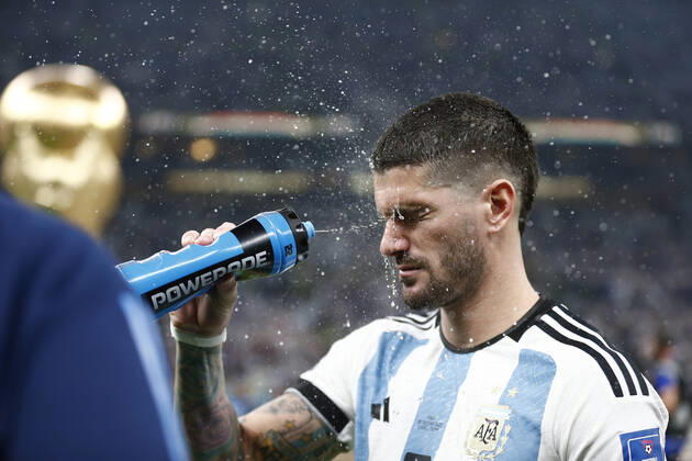 LUSAIL, QATAR - DECEMBER 18: Player of Argentina Rodrigo De Paul splashes water on his face before the FIFA World Cup, WM, Weltmeisterschaft, Fussball Qatar 2022 Final match between Argentina and France at Lusail Stadium on December 18, 2022 in Lusail, Qatar. (Photo by Florencia Tan Jun PxImages Icon Sportswire) SOCCER: DEC 18 FIFA World Cup Final - France v Argentina Icon2212181424