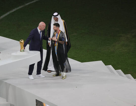 Argentina v France 2022 FIFA World Cup, WM, Weltmeisterschaft, Fussball Emir of Qatar, Tamim bin Hamad Al Thani, FIFA President Gianni Infantino and Lionel Messi of Argentina with the World Cup trophy during the 2022 FIFA World Cup Final between Argentina and France at Lusail Stadium, Lusail Content Not Available For UK Newspapers Copyright: xPaulxChestertonx FIL-17843-0379 UK Newspapers OUT