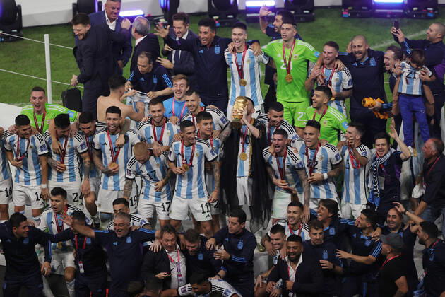 Argentina v France 2022 FIFA World Cup, WM, Weltmeisterschaft, Fussball Lionel Messi of Argentina and team mates lift the World Cup during the 2022 FIFA World Cup Final between Argentina and France at Lusail Stadium, Lusail Content Not Available For UK Newspapers Copyright: xPaulxChestertonx FIL-17843-0384 UK Newspapers OUT