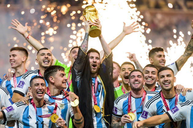 221218 Lionel Messi of Argentina lifts the FIFA World Cup, WM, Weltmeisterschaft, Fussball Trophy after the FIFA World Cup 2022 final between Argentina and France on December 18, 2022 in Doha. Photo: Joel Marklund BILDBYRAN kod JM JM0415 bbeng fotboll football soccer fotball vm fotbolls-vm fotball-vm fotbolls-vm 2022 fifa world cup 2022 final argentina frankrike france champions world champions FIFA World Cup Champions Gold medalist jubel celebration Copyright: JOELxMARKLUND BB221218JM177