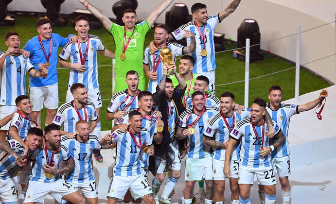 FUSSBALL WM 2022 Finale Argentinien - Frankreich 18.12.2022 Argentinien feiert sich als Weltmeister: Lionel Messi recht den Pokal in die Hoehe und feiert mit seinen Mitspielern den Weltmeistertitel