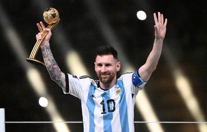 Fussball, Herren, Saison 2022 23, WM in Katar, Finale, Argentinien - Frankreich im Lusail Iconic Stadium in Lusail, Lionel Messi (Argentinien) mit WM-Pokal, 18.12. 2022, Copyright: xMatthiasxKochx
