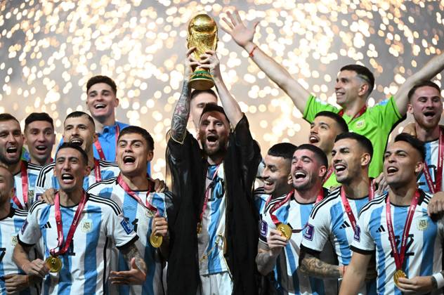 Sport Themen der Woche KW50 Fussball, Herren, Saison 2022 23, WM in Katar, Finale, Argentinien - Frankreich im Lusail Iconic Stadium in Lusail, Argentinien jubelt bei der Siegerehrung, Lionel Messi (Argentinien) hebt den Pokal in die Luft, 18.12. 2022, Copyright: xMatthiasxKochx