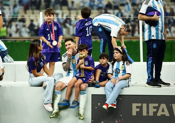 Mandatory Credit: Photo by Kieran McManus Shutterstock (13670809ho) Lionel Messi of Argentina celebrates with his family after winning the World Cup Argentina v France, FIFA World Cup, WM, Weltmeisterschaft, Fussball 2022, Final, Football, Lusail Stadium, Al Daayen, Qatar - 18 Dec 2022 Editorial Use Only Argentina v France, FIFA World Cup 2022, Final, Football, Lusail Stadium, Al Daayen, Qatar - 18 Dec 2022 Editorial Use Only  Copyright: xKieranxMcManus Shutterstockx 13670809ho