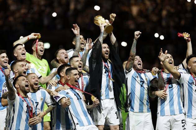 AL DAAYEN - Argentina goalkeeper Franco Armani, Juan Foyth of Argentina, Nicolas Tagliafico of Argentina, Gonzalo Montiel of Argentina, Leandro Daniel Paredes of Argentina, German Pezzella of Argentina, Rodrigo De Paul of Argentina, Marcos Acuna of Argentina, Julian Alvarez of Argentina, Lionel Messi of Argentina, Angel Di Maria of Argentina, Argentina goalkeeper Geronimo Rulli, Cristian Romero of Argentina, Exequiel Palacios of Argentina, Angel Correa of Argentina, Thiago Almada of Argentina, Alejandro Gomez of Argentina, Guido Rodriguez of Argentina, Nicolas Otamendi of Argentina , Alexis Mac Allister of Argentina, Paulo Dybala of Argentina, Lautaro Martinez of Argentina, Argentina goalkeeper Damian Martinez, Enzo Fernandez of Argentina, Lisandro Martinez of Argentina, Nahuel Molina of Argentina, Argentina coach Lionel Scaloni with world cup trophy, FIFA World Cup, WM, Weltmeisterschaft, Fussball trophy during the FIFA World Cup Qatar 2022 final match between Argentina and France at Lusail Stadium on 18 th December 2022 in Al Daayen, Qatar. AP Dutch Height MAURICE OF STONE FIFA World Cup Qatar 2022 2022 xVIxANPxSportx xMauricexvanxSteenxWKxIVx