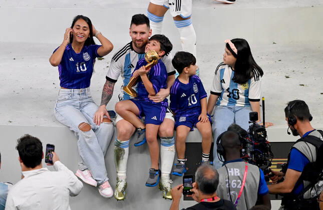 FUSSBALL WM 2022 Finale Argentinien - Frankreich 18.12.2022 Lionel Messi mit seinen Kindern und seiner Ehefrau