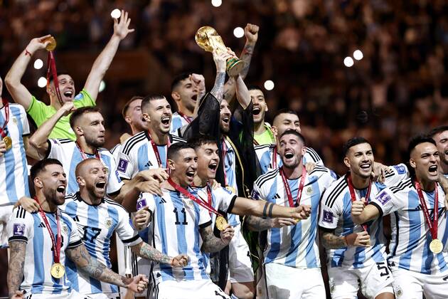 AL DAAYEN - Argentina goalkeeper Franco Armani, Juan Foyth of Argentina, Nicolas Tagliafico of Argentina, Gonzalo Montiel of Argentina, Leandro Daniel Paredes of Argentina, German Pezzella of Argentina, Rodrigo De Paul of Argentina, Marcos Acuna of Argentina, Julian Alvarez of Argentina, Lionel Messi of Argentina, Angel Di Maria of Argentina, Argentina goalkeeper Geronimo Rulli, Cristian Romero of Argentina, Exequiel Palacios of Argentina, Angel Correa of Argentina, Thiago Almada of Argentina, Alejandro Gomez of Argentina, Guido Rodriguez of Argentina, Nicolas Otamendi of Argentina , Alexis Mac Allister of Argentina, Paulo Dybala of Argentina, Lautaro Martinez of Argentina, Argentina goalkeeper Damian Martinez, Enzo Fernandez of Argentina, Lisandro Martinez of Argentina, Nahuel Molina of Argentina, Argentina coach Lionel Scaloni with world cup trophy, FIFA World Cup, WM, Weltmeisterschaft, Fussball trophy after the FIFA World Cup Qatar 2022 final match between Argentina and France at the Lusail Stadium on December 18, 2022 in Al Daayen, Qatar. AP Dutch Height MAURICE OF STONE FIFA World Cup Qatar 2022 2022 xVIxANPxSportx xMauricexvanxSteenxWKxIVx