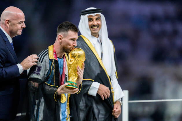 221218 Gianni Infantino, president of FIFA, and Lionel Messi of Argentina with FIFA World Cup, WM, Weltmeisterschaft, Fussball Trophy after the FIFA World Cup 2022 final between Argentina and France on December 18, 2022 in Doha. Photo: Joel Marklund BILDBYRAN kod JM JM0415 bbeng fotboll football soccer fotball vm fotbolls-vm fotball-vm fotbolls-vm 2022 fifa world cup 2022 final argentina frankrike france champions world champions FIFA World Cup Champions Gold medalist jubel celebration Copyright: JOELxMARKLUND BB221218JM184