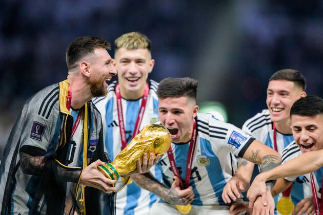 221218 Lionel Messi of Argentina celebrates with the FIFA World Cup, WM, Weltmeisterschaft, Fussball Trophy after the FIFA World Cup 2022 final between Argentina and France on December 18, 2022 in Doha. Photo: Joel Marklund BILDBYRAN kod JM JM0415 bbeng fotboll football soccer fotball vm fotbolls-vm fotball-vm fotbolls-vm 2022 fifa world cup 2022 final argentina frankrike france champions world champions FIFA World Cup Champions Gold medalist jubel celebration Copyright: JOELxMARKLUND BB221218JM186