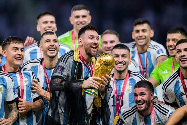 221218 Lionel Messi of Argentina celebrates with the FIFA World Cup, WM, Weltmeisterschaft, Fussball Trophy after the FIFA World Cup 2022 final between Argentina and France on December 18, 2022 in Doha. Photo: Joel Marklund BILDBYRAN kod JM JM0415 bbeng fotboll football soccer fotball vm fotbolls-vm fotball-vm fotbolls-vm 2022 fifa world cup 2022 final argentina frankrike france champions world champions FIFA World Cup Champions Gold medalist jubel celebration Copyright: JOELxMARKLUND BB221218JM188