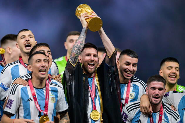 221218 Lionel Messi of Argentina lifts the FIFA World Cup, WM, Weltmeisterschaft, Fussball Trophy after the FIFA World Cup 2022 final between Argentina and France on December 18, 2022 in Doha. Photo: Joel Marklund BILDBYRAN kod JM JM0415 bbeng fotboll football soccer fotball vm fotbolls-vm fotball-vm fotbolls-vm 2022 fifa world cup 2022 final argentina frankrike france champions world champions FIFA World Cup Champions Gold medalist jubel celebration Copyright: JOELxMARKLUND BB221218JM190