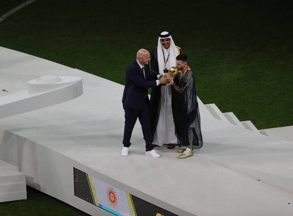 Argentina v France 2022 FIFA World Cup, WM, Weltmeisterschaft, Fussball Emir of Qatar, Tamim bin Hamad Al Thani, FIFA President Gianni Infantino and Lionel Messi of Argentina with the World Cup trophy during the 2022 FIFA World Cup Final between Argentina and France at Lusail Stadium, Lusail Content Not Available For UK Newspapers Copyright: xPaulxChestertonx FIL-17843-0406 UK Newspapers OUT