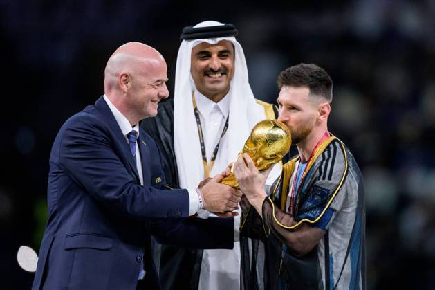 221218 Lionel Messi of Argentina is handed the FIFA World Cup, WM, Weltmeisterschaft, Fussball Trophy by Gianni Infantino, president of FIFA, and Tamim bin Hamad Al Thani, Emir of Qatar, after the FIFA World Cup 2022 final between Argentina and France on December 18, 2022 in Doha. Photo: Joel Marklund BILDBYRAN kod JM JM0415 bbeng fotboll football soccer fotball vm fotbolls-vm fotball-vm fotbolls-vm 2022 fifa world cup 2022 final argentina frankrike france champions world champions FIFA World Cup Champions Gold medalist jubel celebration Copyright: JOELxMARKLUND BB221218JM193