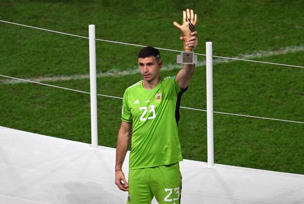 Qatar Soccer World Cup Argentina - France 8342425 18.12.2022 Argentina s Emiliano Martinez holds the golden glove award during the trophy ceremony after the Qatar 2022 World Cup final match between Argentina and France at the Lusail Iconic Stadium, in Lusail, Qatar. Grigory Sysoev Sputnik Lusail Qatar  Copyright: xGrigoryxSysoevx