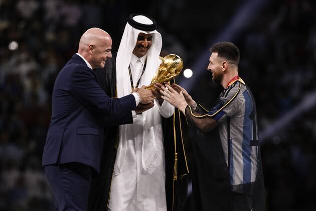AL DAAYEN - (lr) FIFA President Gianni Infantino, Emir of Qatar Sheikh Tamim bin Hamad Al Thani and Lionel Messi of Argentina with the world cup trophy, FIFA World Cup, WM, Weltmeisterschaft, Fussball Trophy after the FIFA World Cup Qatar 2022 final match between Argentina and France at the Lusail Stadium on December 18, 2022 in Al Daayen, Qatar. AP Dutch Height MAURICE OF STONE FIFA World Cup Qatar 2022 2022 xVIxANPxSportx xMauricexvanxSteenxWKxIVx