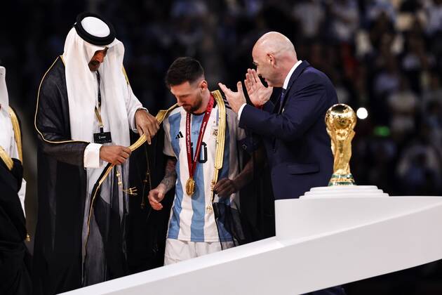 Sport Bilder des Tages AL DAAYEN - (lr) Emir of Qatar Sheikh Tamim bin Hamad Al Thani, Lionel Messi of Argentina and FIFA President Gianni Infantino with the world cup trophy, FIFA World Cup, WM, Weltmeisterschaft, Fussball Trophy after the FIFA World Cup Qatar 2022 final match between Argentina and France at the Lusail Stadium on December 18, 2022 in Al Daayen, Qatar. AP Dutch Height MAURICE OF STONE FIFA World Cup Qatar 2022 2022 xVIxANPxSportx xMauricexvanxSteenxWKxIVx